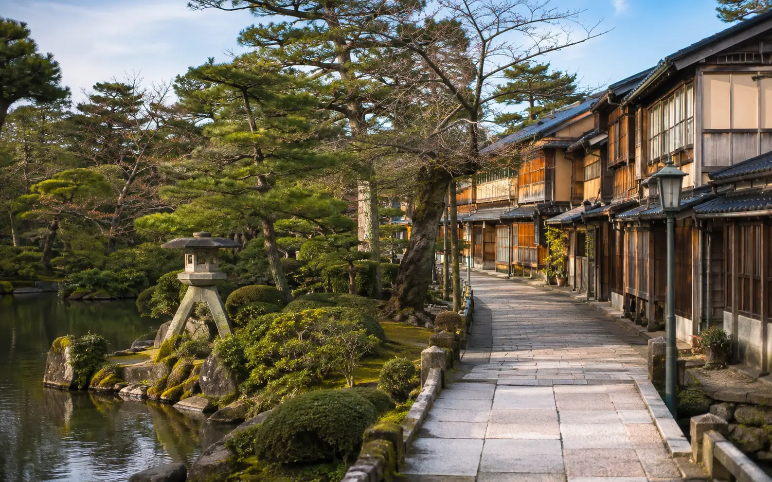 Kenrokuen and traditional Kanazawa streets during a Japan itinerary